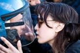 В Италии манифестантку обвинили в "изнасиловании" полицейского