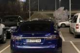В сети высмеяли водителя Tesla, который припарковался на месте для инвалидов. ФОТО