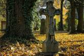 Месть бывшей жены: в Шотландии мужчина случайно обнаружил свою могилу на кладбище