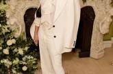 В белом костюме и блузке с жабо: стильный выход Виктории Бекхэм. ФОТО