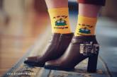 Заберут с ногами: сеть повеселило забавное фото носков депутата в Раде. ФОТО