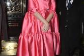 Кэти Перри в атласном розовом пальто на мюзикле в Лондоне. ФОТО