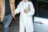 В белоснежном пальто и ярким макияжем: 86-летняя Джоан Коллинз была запечатлена папарацци. ФОТО
