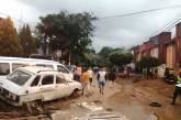 Наводнение в Колумбии: потоки воды и грязи сметали автомобили. ФОТО