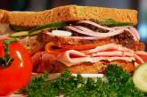 Американская компания отстранила сотрудника, который зарабатывал $1 млн: он украл на работе сэндвичи