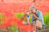 Фотограф делает трогательные снимки своей бабушки и собаки. ФОТО