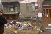 В Киеве девушка выбросила из окна вещи бывшего парня. ФОТО