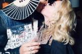 Мадонна страстно целовалась на вечеринке со своим 26-летним бойфрендом. ВИДЕО