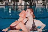 Даша Астафьева нежилась в бассейне с женщиной. ФОТО