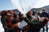 Активисты Южной Кореи отправили в КНДР воздушный шар с "флэшками" и долларами 