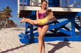 Яна Соломко в ярком купальнике показала, как развлекается с дочкой на пляже