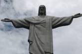 Молния повредила палец знаменитой статуи Христа-Искупителя в Бразилии