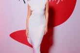 Карли Клосс подчеркнула изящную фигуру плиссированным платьем миди. ФОТО