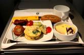 Как выглядит еда на борту самолета в 15 авиакомпаниях. ФОТО