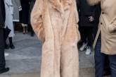В эффектной шубе и ботфортах: стильная Тина Кунаки на показе в Париже. ФОТО