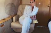 Ким Кардашьян показала красивое тело в одном белом пиджаке. ФОТО
