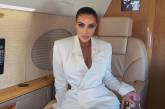Ким Кардашьян показала роскошную фигуру в стильном брючном костюме. ФОТО