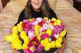 Наталья Могилевская позировала на кровати с огромным букетом цветов. ФОТО