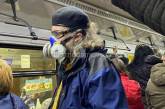 Мужчина в киевском метро показал "броню" от коронавируса: курьезное фото