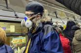 Мужчина в киевском метро показал «броню» от коронавируса. ФОТО