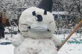 Под Киевом увидели «коронавирусного» снеговика. ФОТО