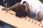 Житель Пакистана расколол головой 155 орехов за минуту