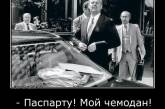 Интернет взорвали фото Путина-охранника в малиновом пиджаке и фиолетовых спортивках