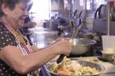 Вкусно как у бабули: ресторан, нанял бабушек разных национальностей, чтобы готовить домашнюю еду. ФОТО