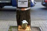 В Днепропетровске люди за 50 копеек фотографируются с "консервированной головой" Януковича