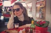 Ольга Фреймут нарушает диету, поедая сосиски в Альпах 