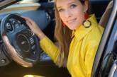 В лимонном плаще и за рулем автомобиля: Катя Осадчая позировала в ярком весеннем луке. ФОТО