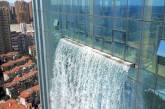 Искусственный водопад на стене китайского небоскреба. ФОТО