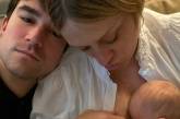 Хлое Севиньи поделилась первой фотографией новорожденного сына и раскрыла его необычное имя. ФОТО