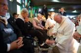 Папа Римский Франциск омыл и поцеловал ноги 12 инвалидам