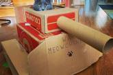Веселье на карантине: для домашних котов хозяева сделали танки из картона. ФОТО