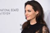 Анджелина Джоли написала эссе, которое посвятила покойной маме