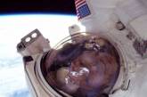 Американские астронавты делают "селфи" в открытом космосе