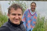В пуловере с принтом зебр и без макияжа: Катя Осадчая с сыном и мужем отдохнула на природе. ФОТО