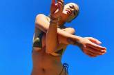 "Потрясающее тело": популярная певица поделилась откровенным снимком в купальнике с карантина. ФОТО