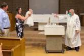 Священники начали крестить детей из водяного пистолета. ФОТО