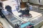 Инвалид-колясочник пытался ограбить магазин. ВИДЕО