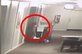 Камера наблюдения в отеле засняла призрачную фигуру. ВИДЕО