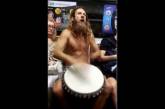 В киевское метро замечен необычный «барабанщик». ВИДЕО