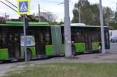 В Черновцах пенсионерка прокатилась на троллейбусе снаружи . ВИДЕО