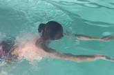 Осадчая поплавала в бассейне топлес: подписчики в восторге. ФОТО