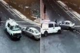 Велосипедист чудом уцелел в аварии с двумя авто. ВИДЕО