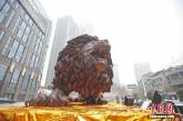 Самая большая в мире скульптура льва из цельного дерева. ФОТО