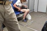 Пассажирка в киевском метро сняла нижнее белье в вагоне. ФОТО