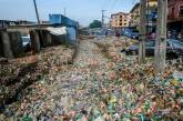 Целый район города в Нигерии оказался завален слоем мусора. ФОТО