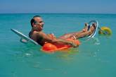 На дубайских пляжах появились плавающие кресла-каталки